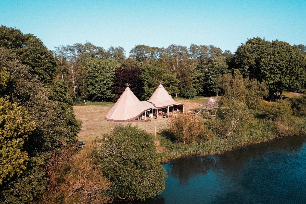 Dronebilleder fra bryllupsmessen nordic tipi