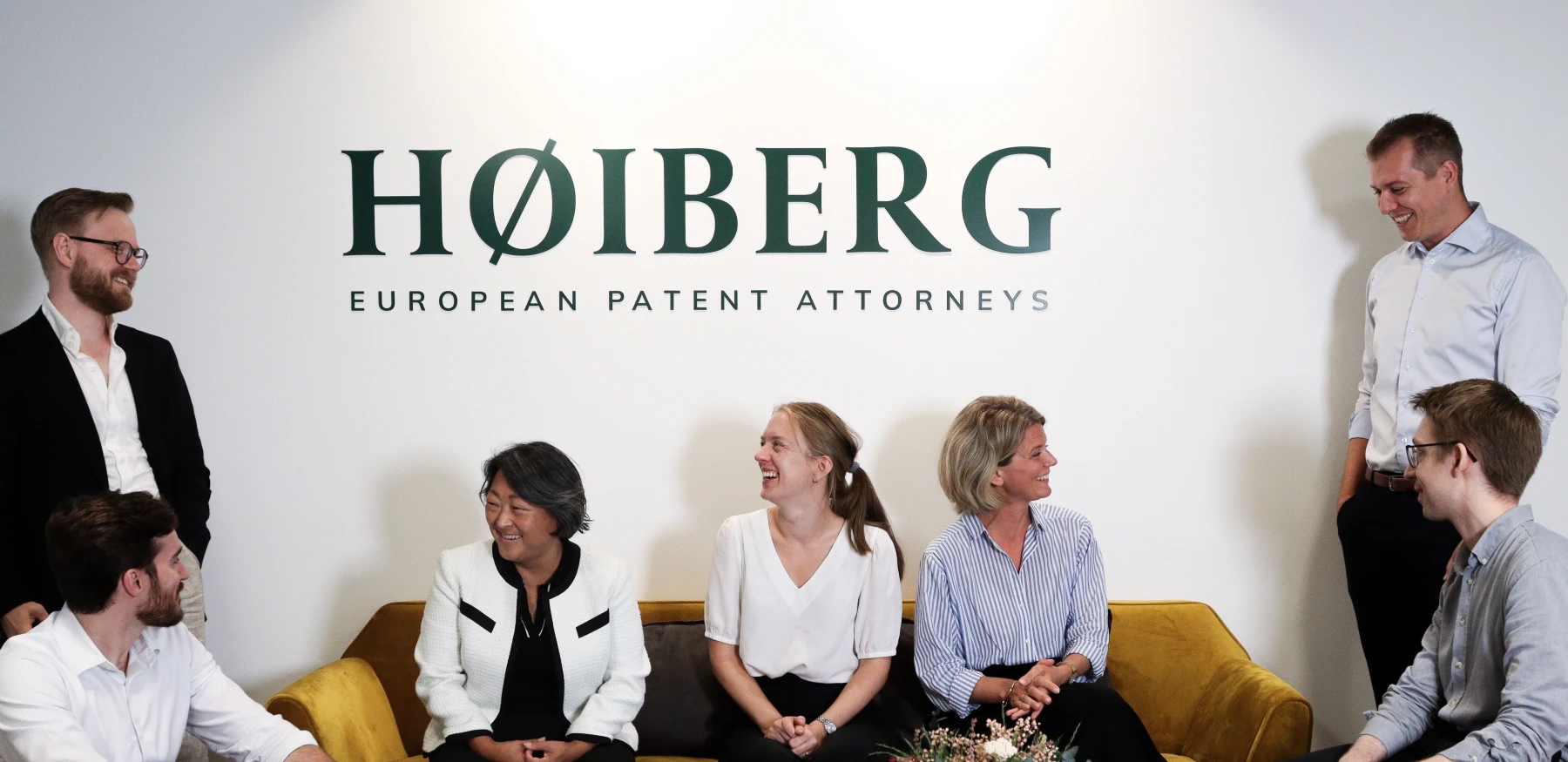 Høiberg logo med ansatte